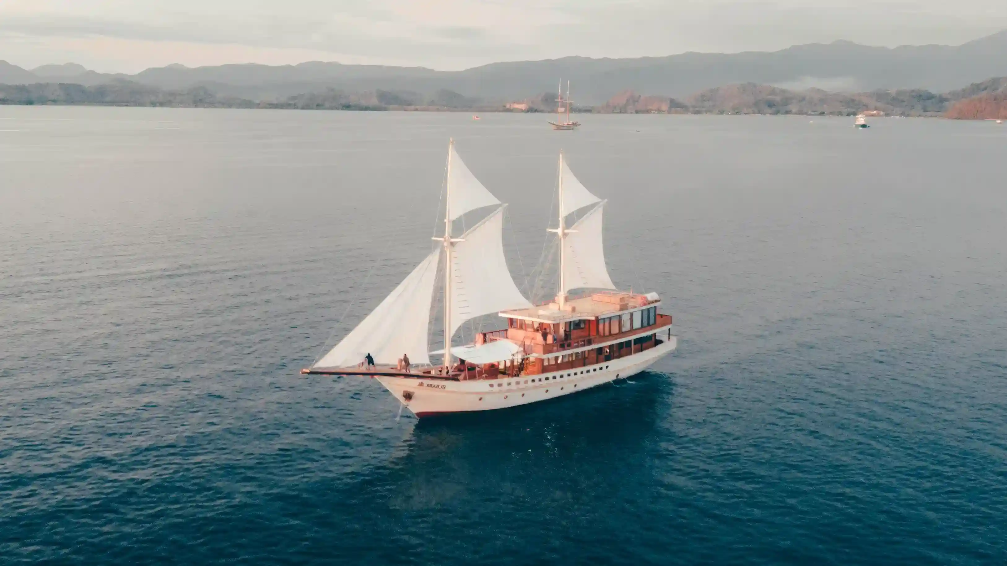 Elbark-Cruise-by-Komodo-Luxury